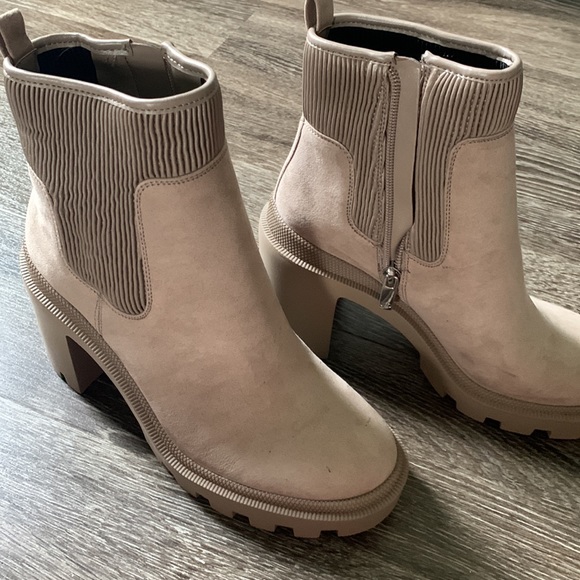 NWOT JLO Emalee Bootie - Picture 2 of 3